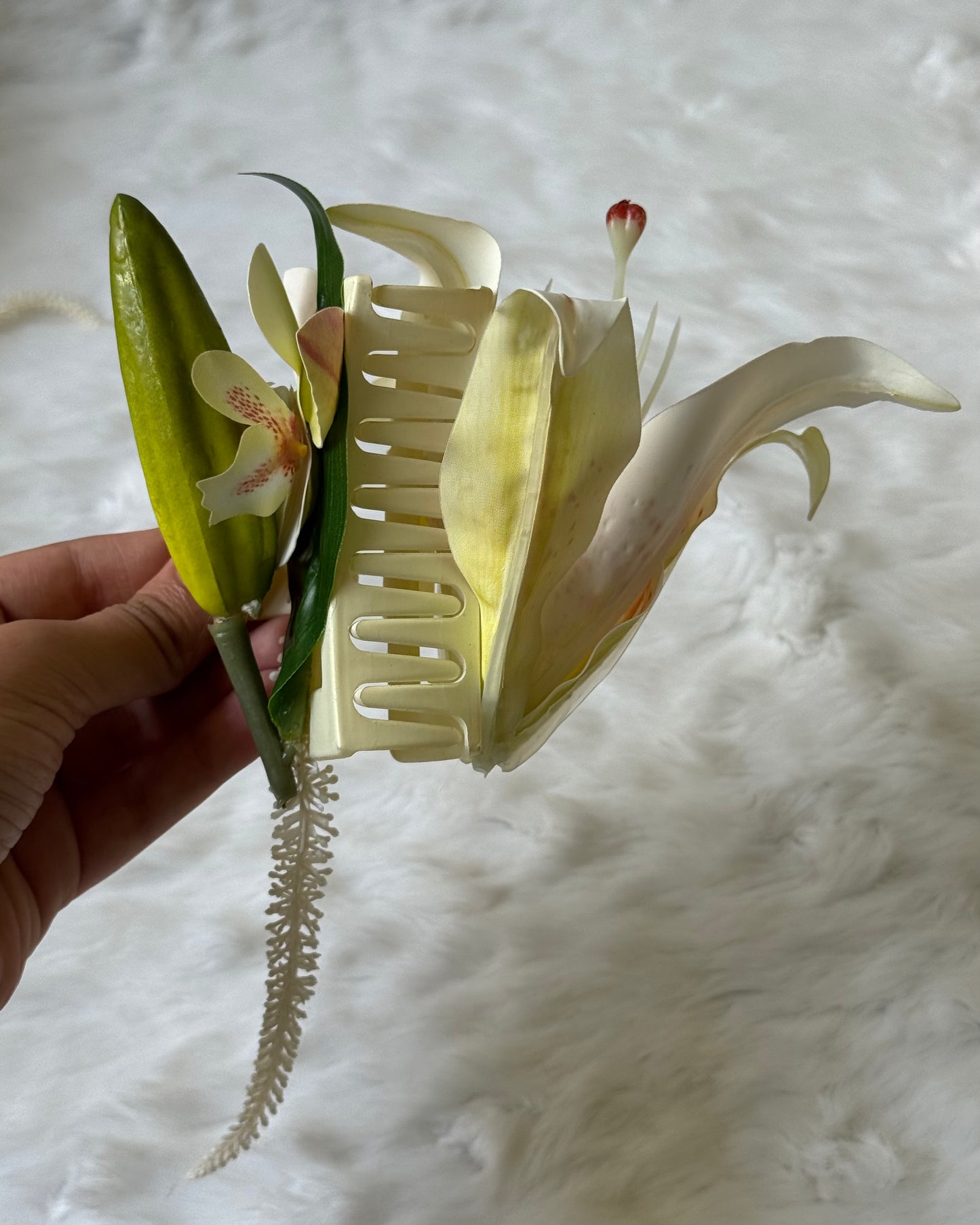 Lily hair bouquet claw clip