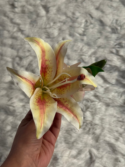 Lily Bouquet Claw Clip (V5)