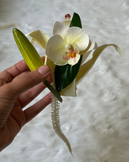Lily hair bouquet claw clip